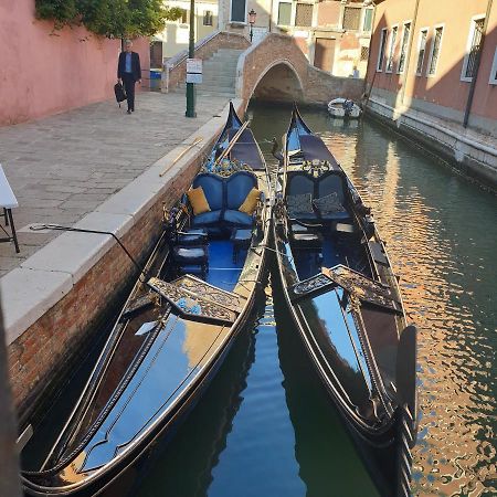 Central Lovely Typical Rooms Rialto Venesia Bagian luar foto