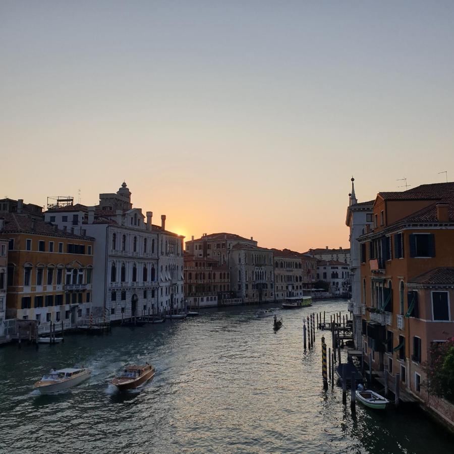 Central Lovely Typical Rooms Rialto Venesia Bagian luar foto